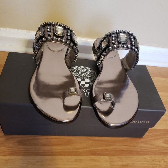 Vince Camuto. Size 8 - Picture 2 of 6